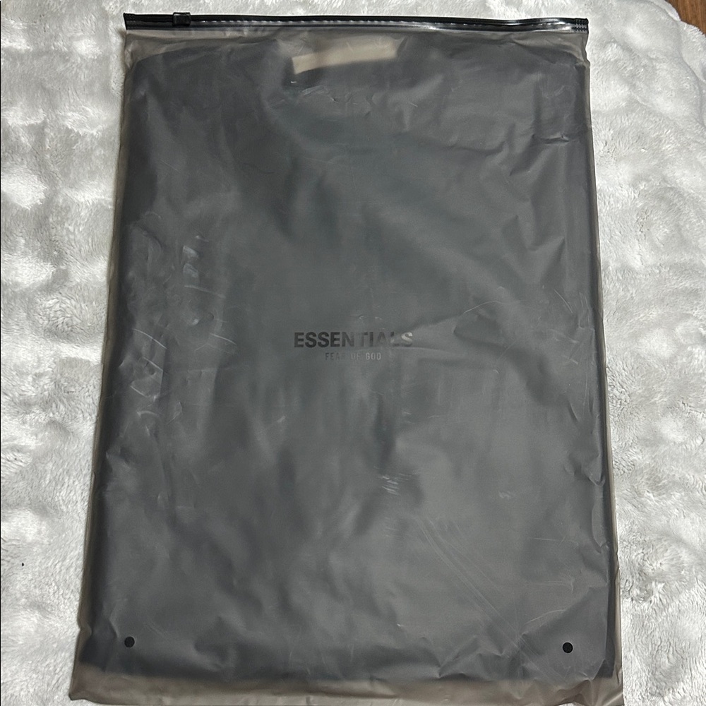 Fear of God ESSENTIALS Stretch Limo Logo T-Shirt Black NWT Size S - Picture 3 of 4
